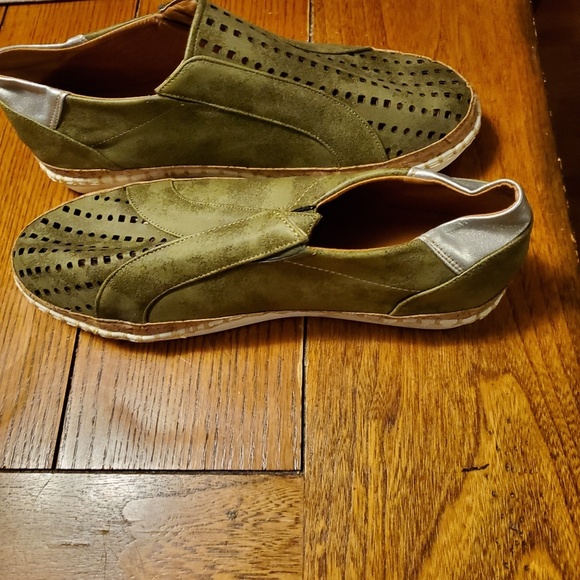 Shoes - Picture 3 of 3